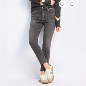 Daze Denim Stunner High Rise Skinny
Straight Jean